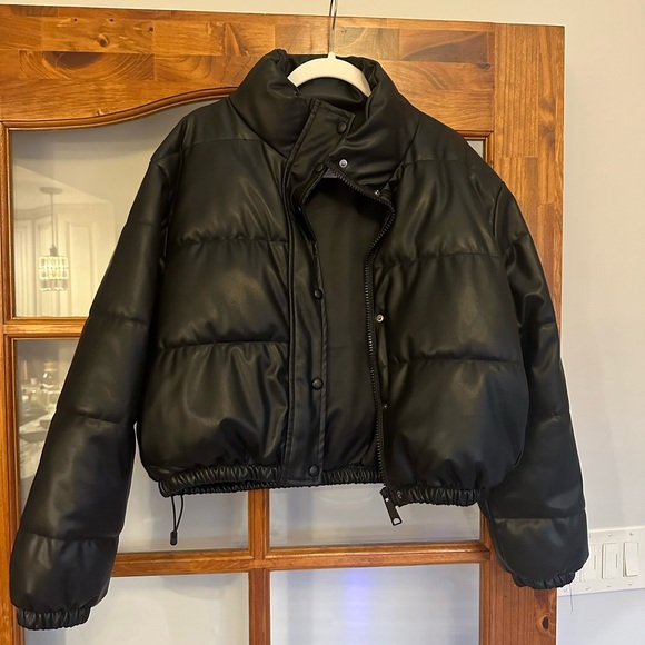 ASOS faux leather cropped puffer jacket women’s small like new - Picture 2 of 9